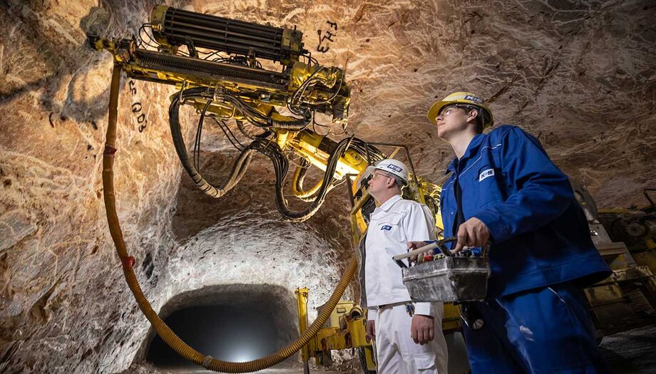 Auszubildende und Bergbautechnologe bei der Tiefbohrtechnik-Arbeit am Bohrgerät